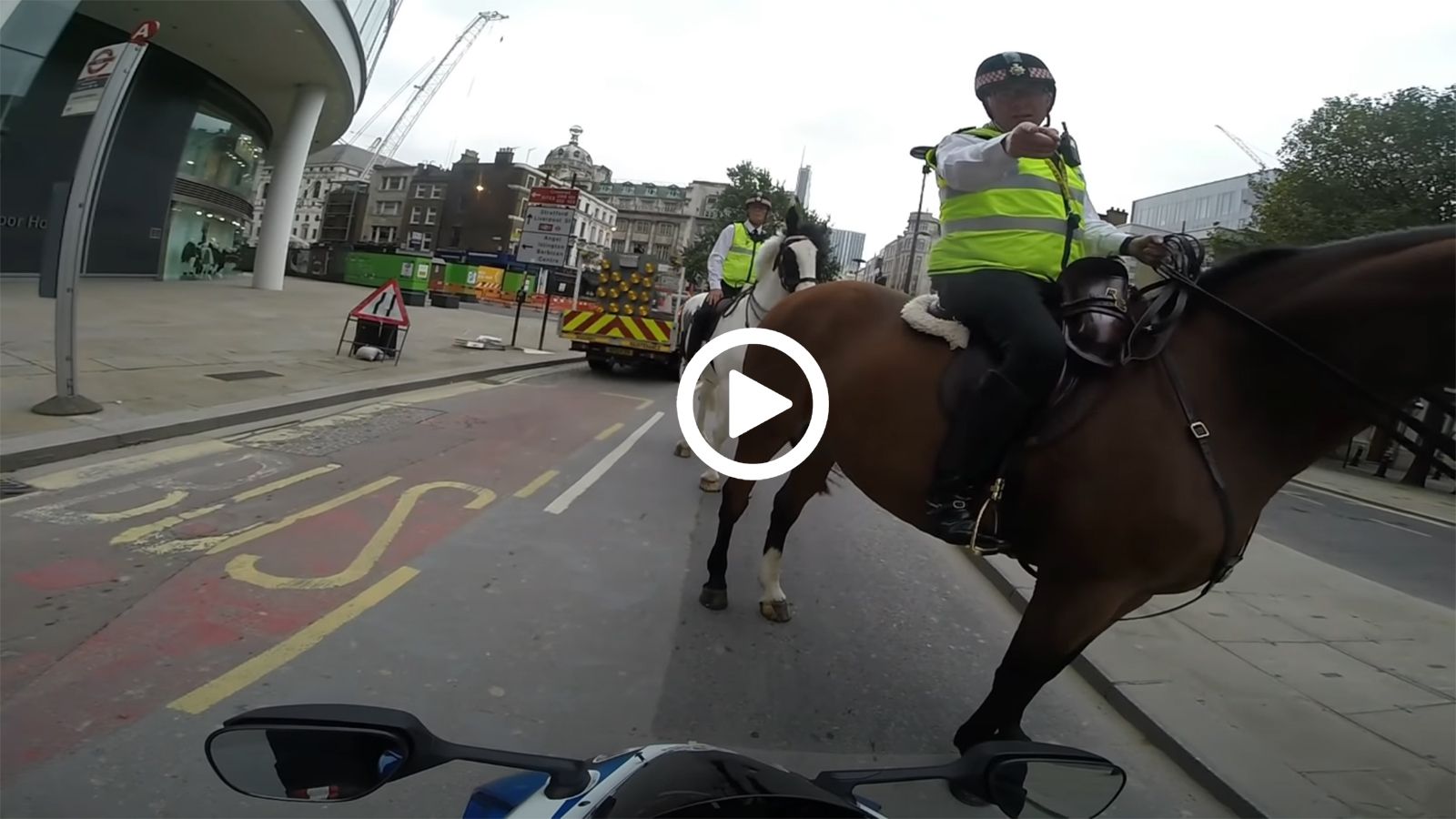 VIDEO: Έκανε μια σούζα και τον σταμάτησε... το ιππικό!