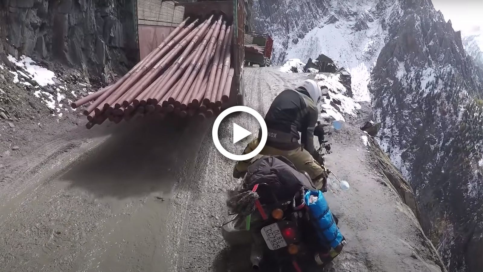 VIDEO: Παραλίγο τραγωδία στο χείλος του γκρεμού!