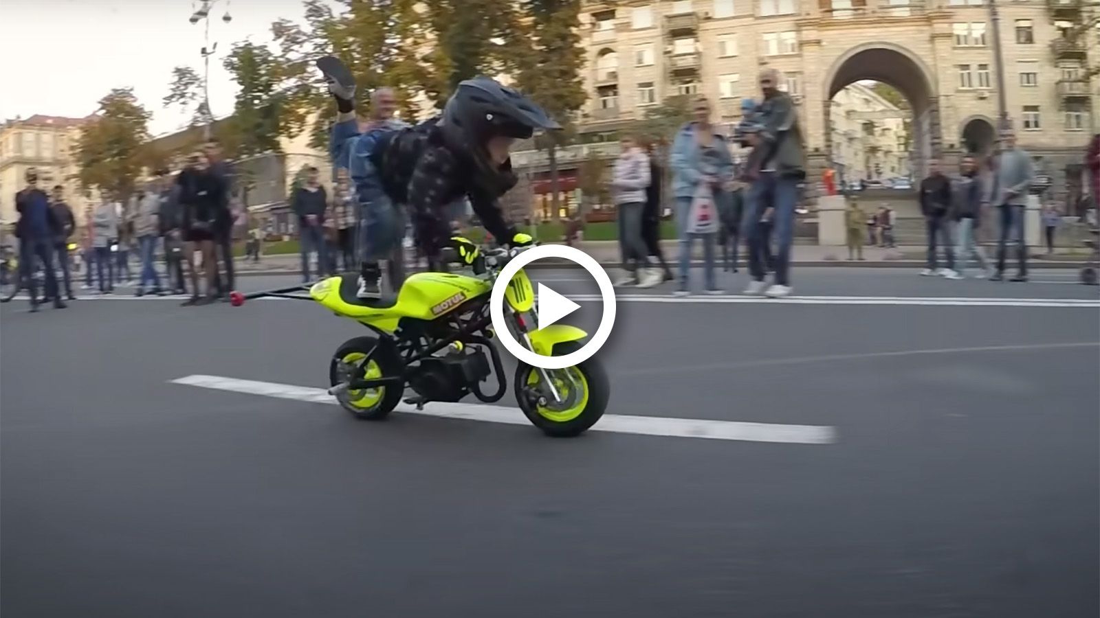 VIDEO: Αυτό το 4χρονο οδηγάει καλύτερα από σένα