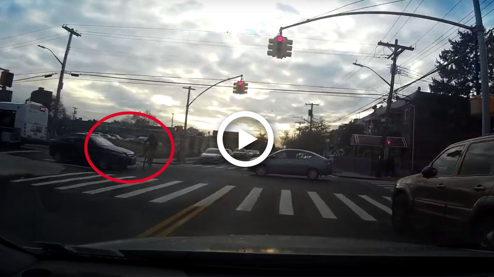 VIDEO: Εγκληματίας ποδηλάτης καίει κόκκινο και τον τρακάρουν