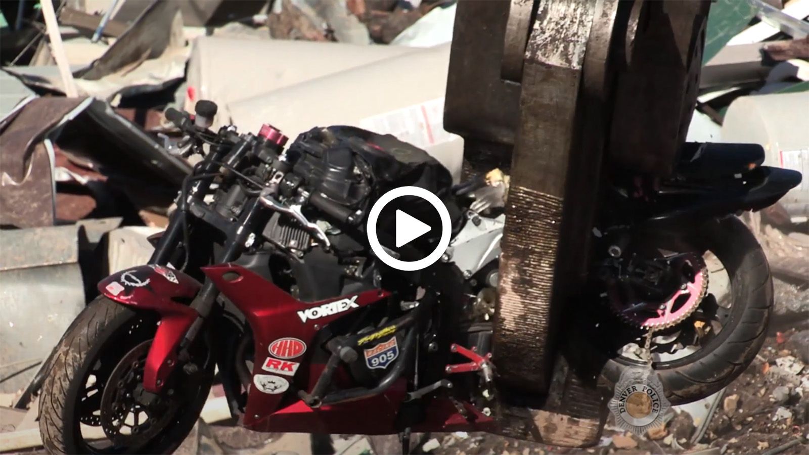 VIDEO: «Τελετουργική» καταστροφή μοτοσυκλέτας από την αστυνομία του Denver