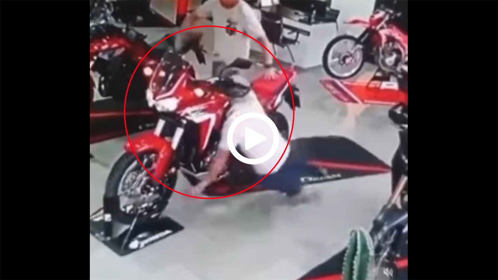 VIDEO: Ανοιξε γκάζι και έφυγε μαζί με το χαλάκι!