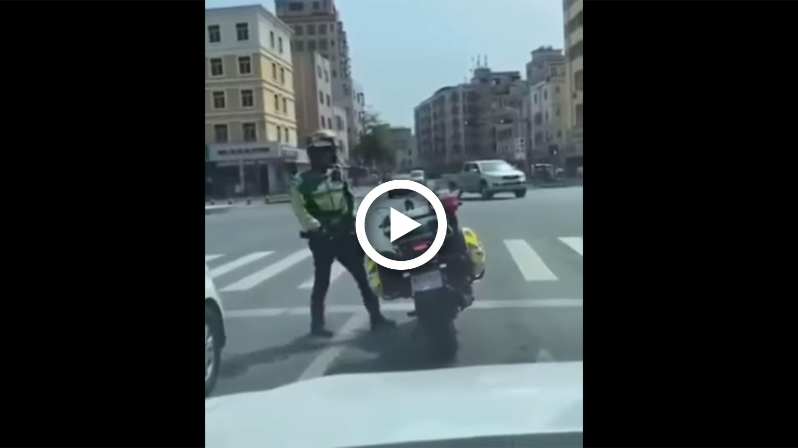 VIDEO: Ο τρόπος που καβαλάει αυτός ο αστυνομικός θα σε εκπλήξει