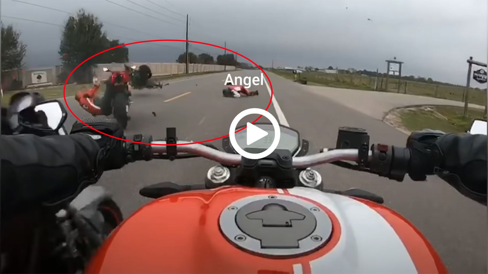 VIDEO: Αναβάτες έπεσαν «με όλα» ο ένας πάνω στον άλλο!