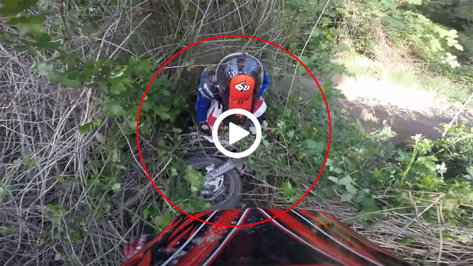 VIDEO: Αναβάτης «φεύγει» με όλα στα βάτα