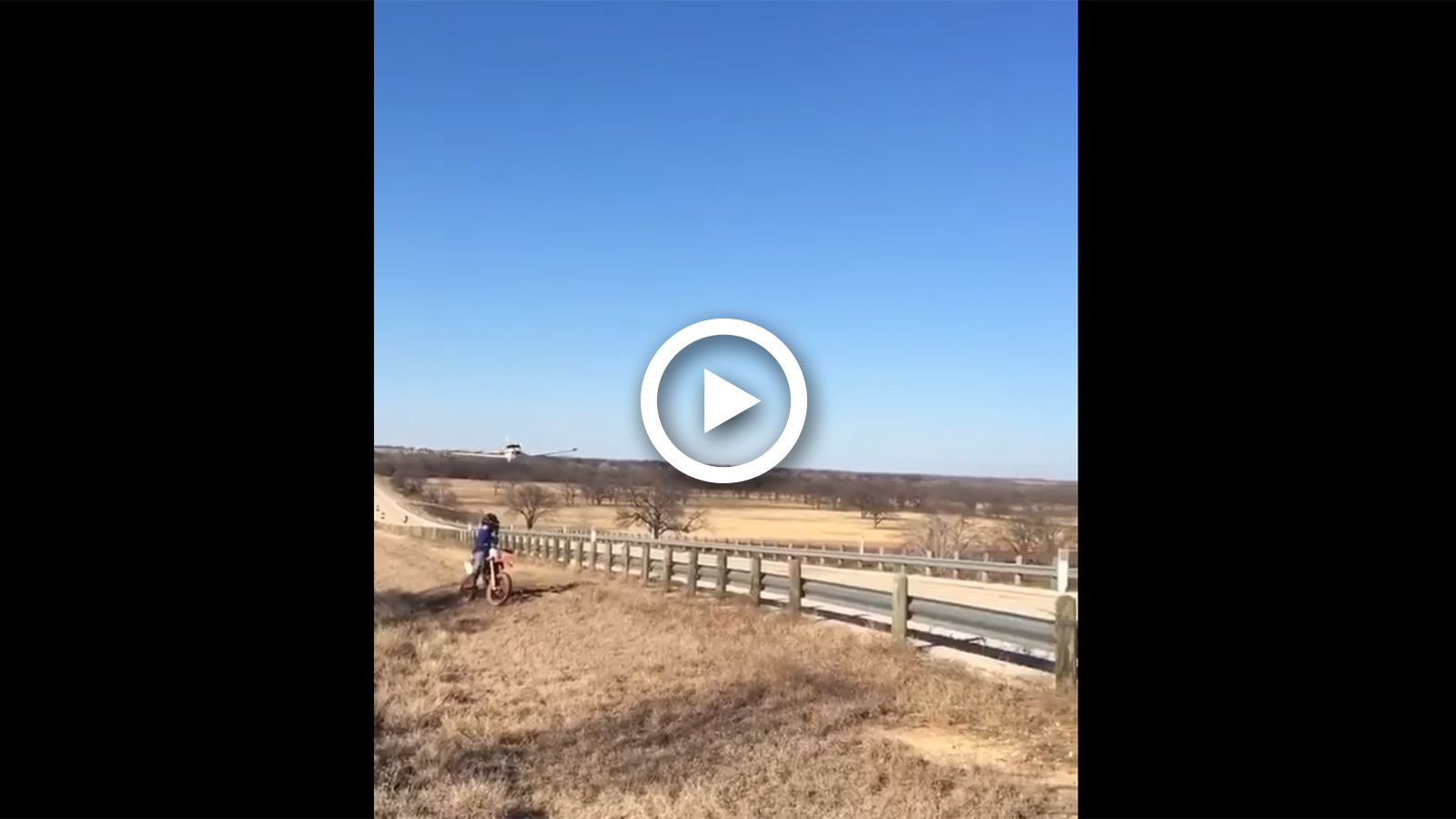 VIDEO: Μαζική έξοδος μοτοσυκλετιστών με συνοδεία... αεροπλάνου!