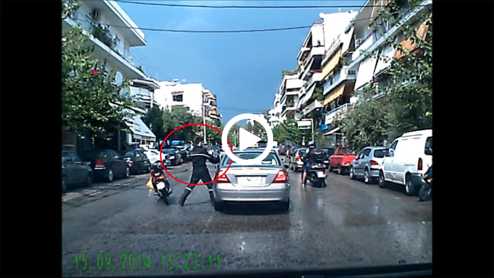 VIDEO: Αναβάτης παπιού «τις ρίχνει» με το κράνος σε οδηγό αυτοκινήτου