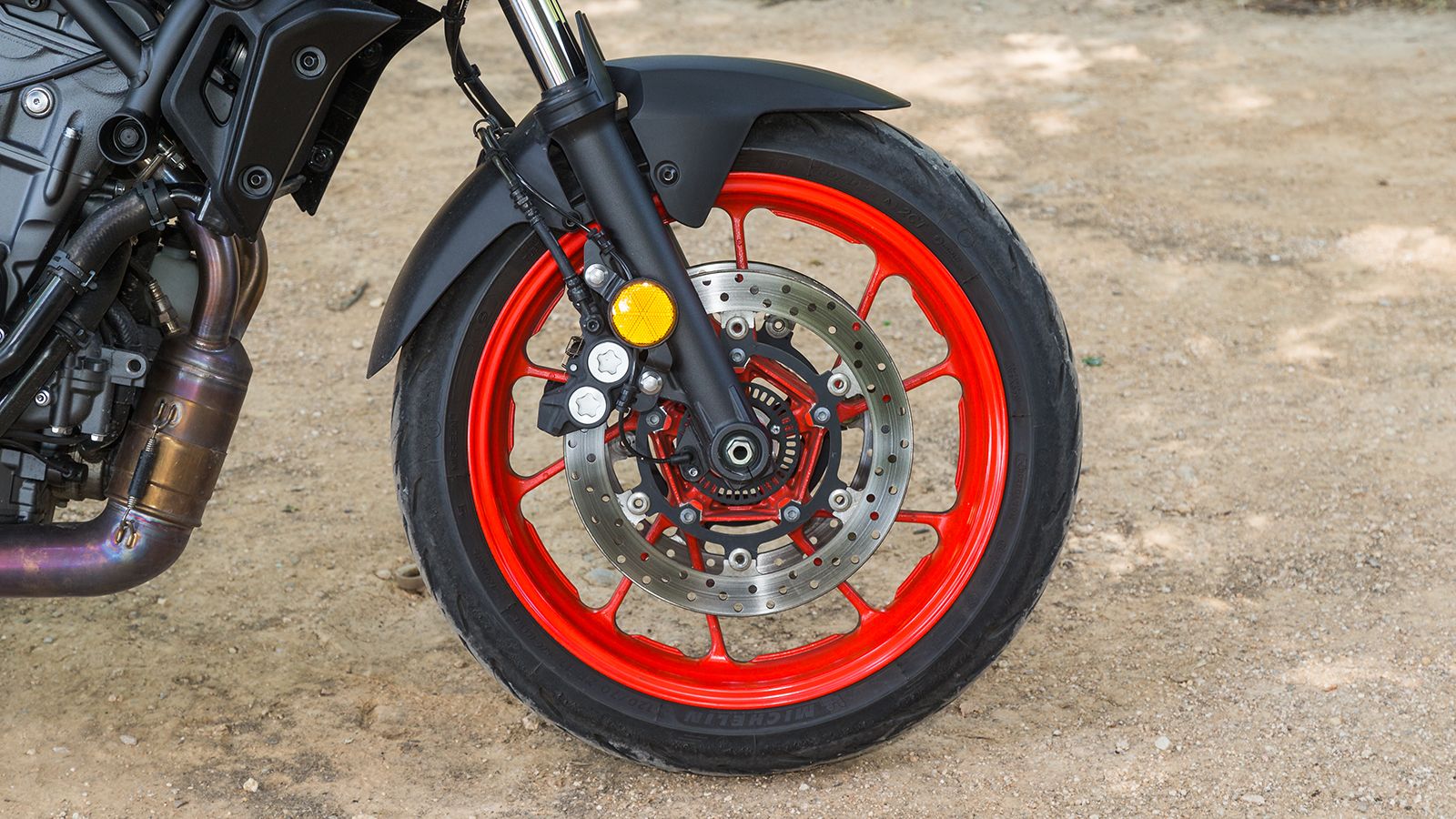 Σημαντική αναβάθμιση στα φρένα με μεγαλύτερους δίσκους στα 298 χιλιοστά μπροστά και 245 χιλιοστά πίσω.Το πιρούνι προέρχεται από την Kayaba και δεν δέχ