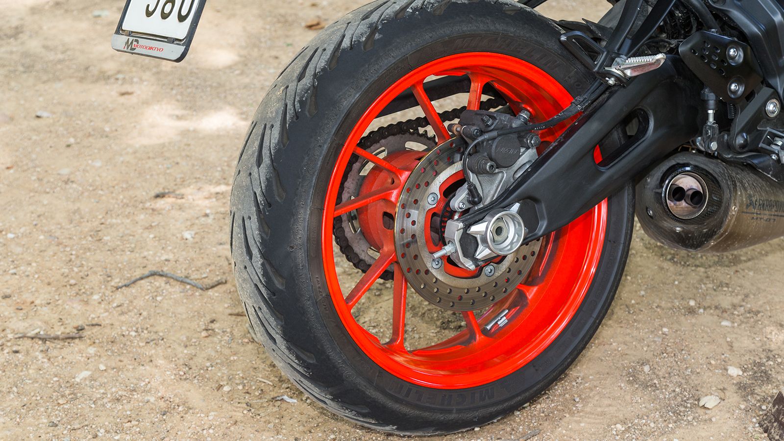 Τις πανέμορφες 10-μπρατσες ζάντες κοσμούν τα Road 5 της Michelin σε διαστάσεις 120/70-17 και 180/55-17. Ζεσταίνονται γρήγορα παρέχοντας μεγάλα περιθώρ