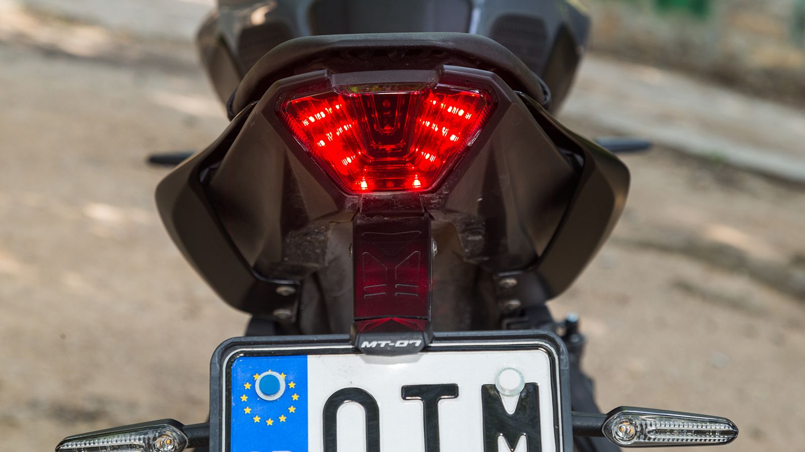 Η ανασηκωμένη ουρά με το γωνιώδες σε σχήμα U φωτιστικό συμπληρώνει τη δυναμική εικόνα.