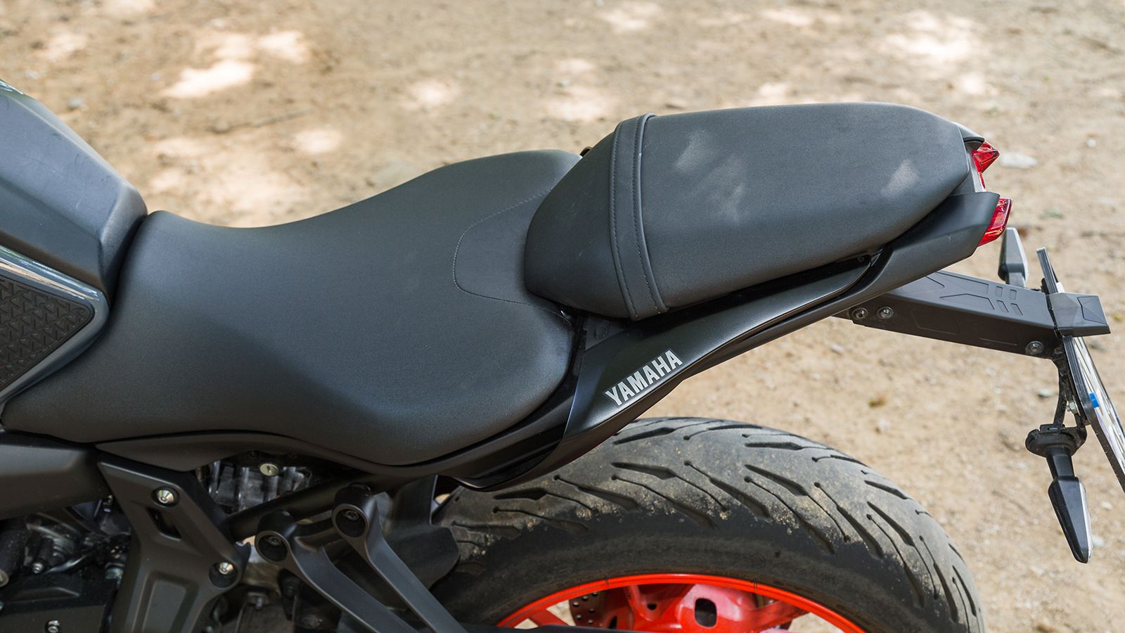 Το ύψος της σέλας διατηρήθηκε στα 805 χιλιοστά δίνοντας εύκολη πρόσβαση ακόμα και σε βραχύσωμους αναβάτες, ενώ το υλικό της επαρκεί για μεγάλες ξεκούρ