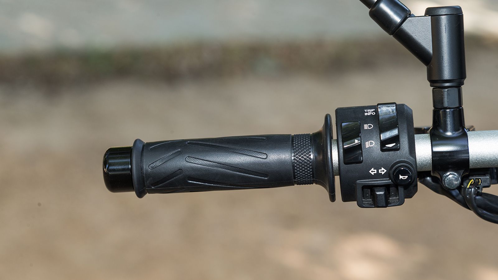 Η εναλλαγή των πληροφοριών στον πίνακα οργάνων γίνεται από τον διακόπτη στο αριστερό μέρος του τιμονιού, χωρίς να χρειάζεται να αφήσεις τα χέρια σου α