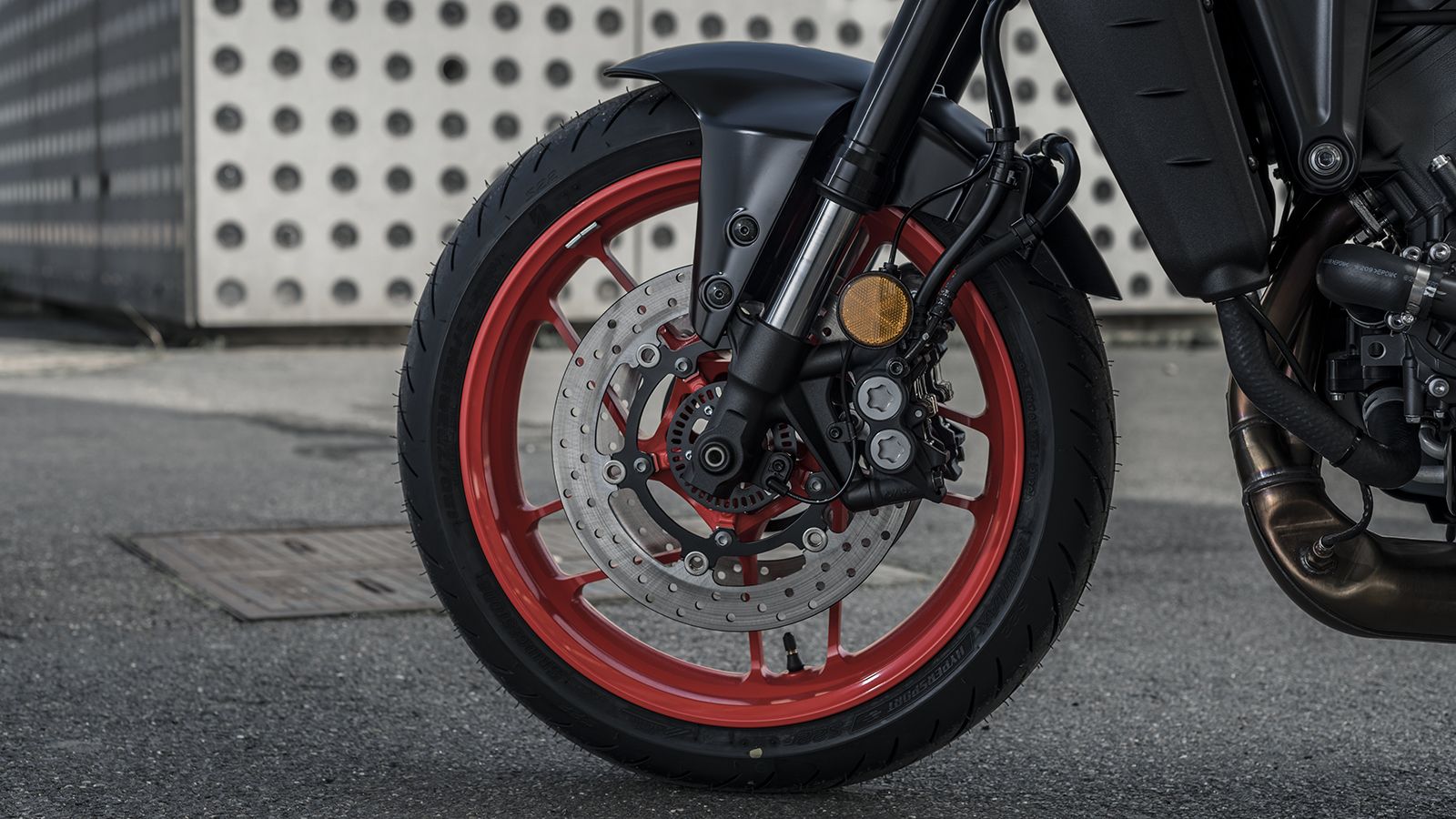 Η ακτινική τρόμπα της Nissin βελτίωσε την απόδοση και την αίσθηση των φρένων, τα οποία πλέον εφοδιάζονται και με cornering ABS 