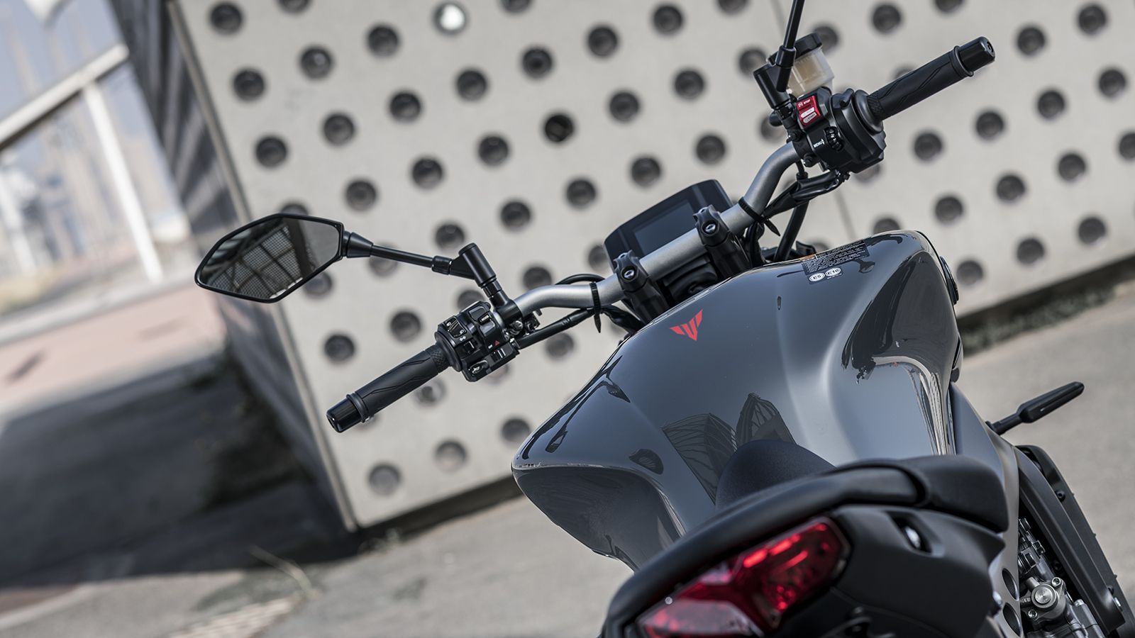 Το πίσω φως LED προβάλλει φωτισμό σε σχήμα Y, ενώ η βάση πινακίδας και ο λασπωτήρας επανήλθαν κάτω από το φανάρι. 