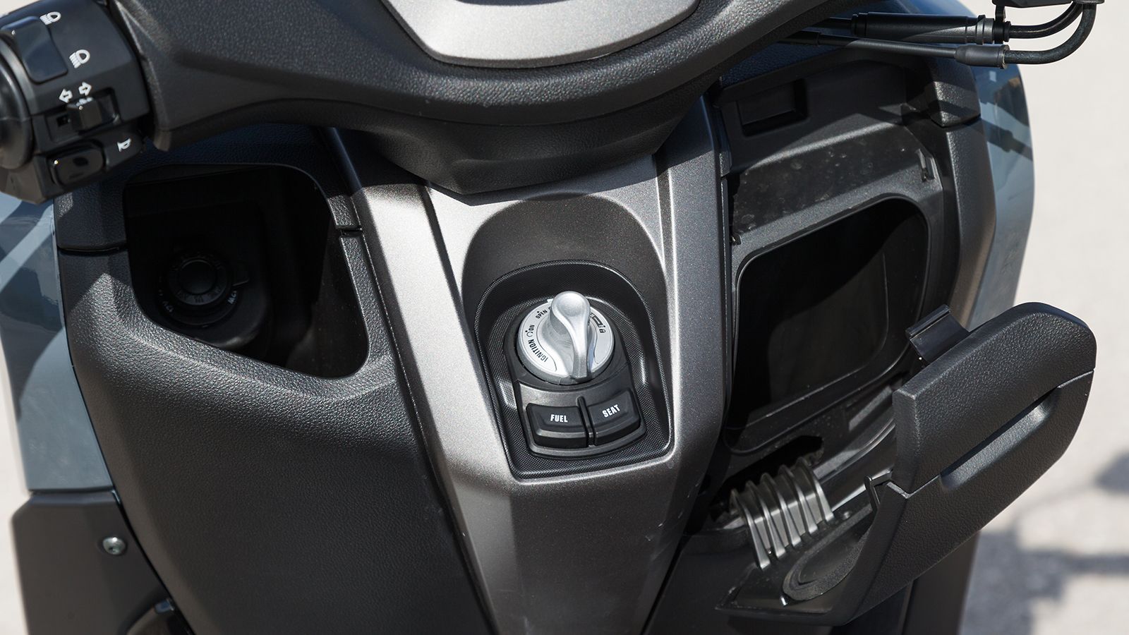 Η κεντρική κονσόλα στο σύνολο της: Διακρίνεται ο keyless κεντρικός διακόπτης, η ανοιχτή και βαθιά θήκη στα αριστερά και το ντουλαπάκι δεξιά. 