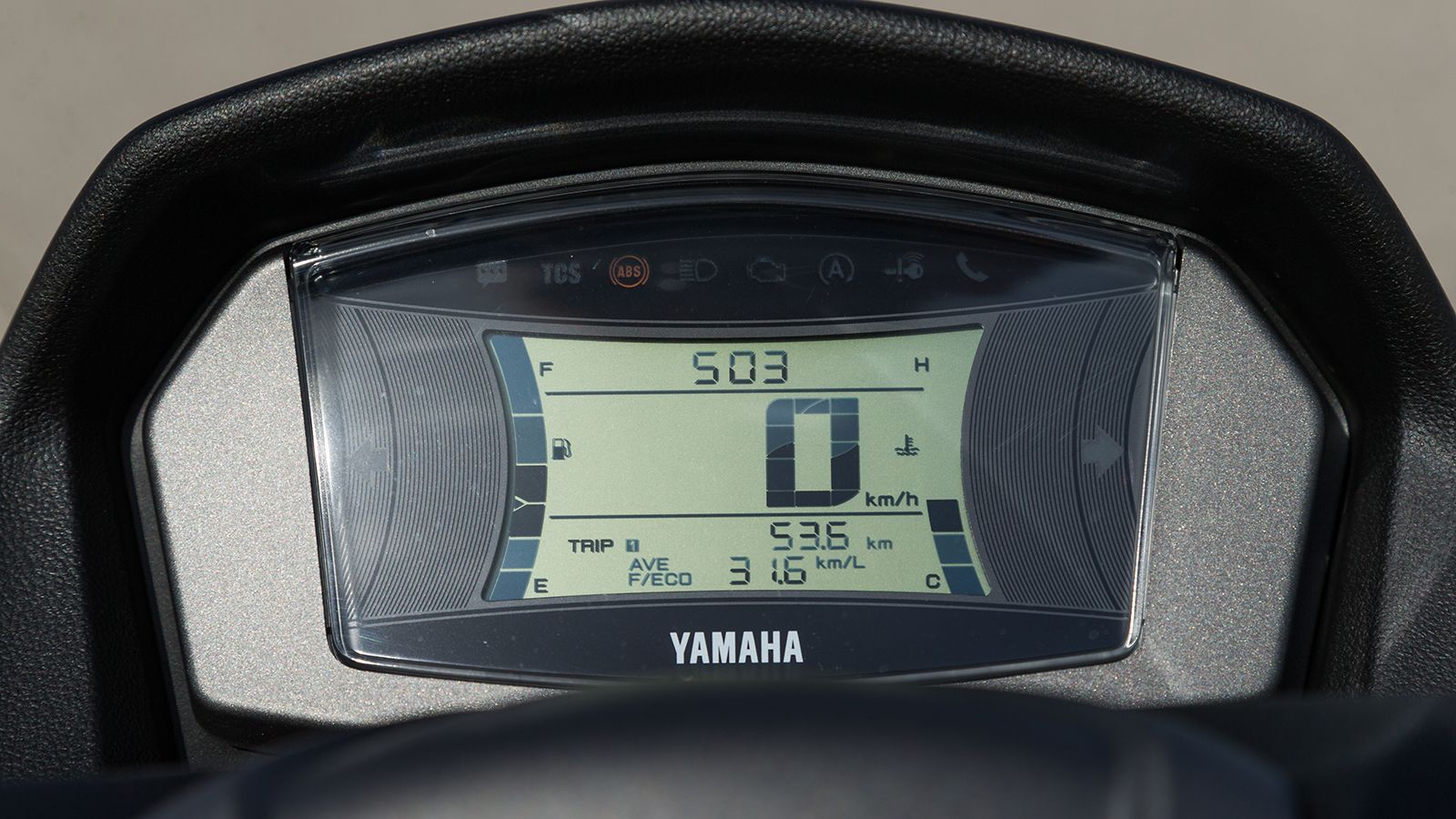 Η οθόνη άλλαξε ελαφρώς, αλλά παρέμεινε τύπου LCD:  Είναι αρκούντως ευανάγνωστη και φέρει όλες τις πληροφορίες που περιμένει κανείς από ένα scooter 125