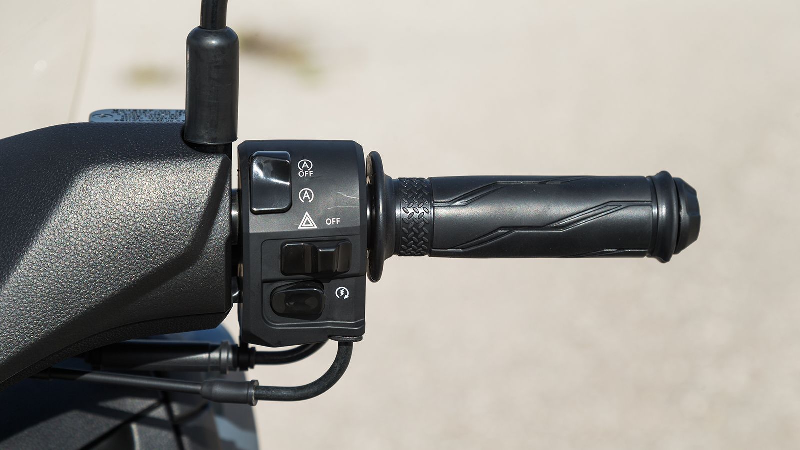 Πολύ ποιοτικά και όπως τα περιμένεις εργονομικά, τα χειριστήρια του NMAX. 