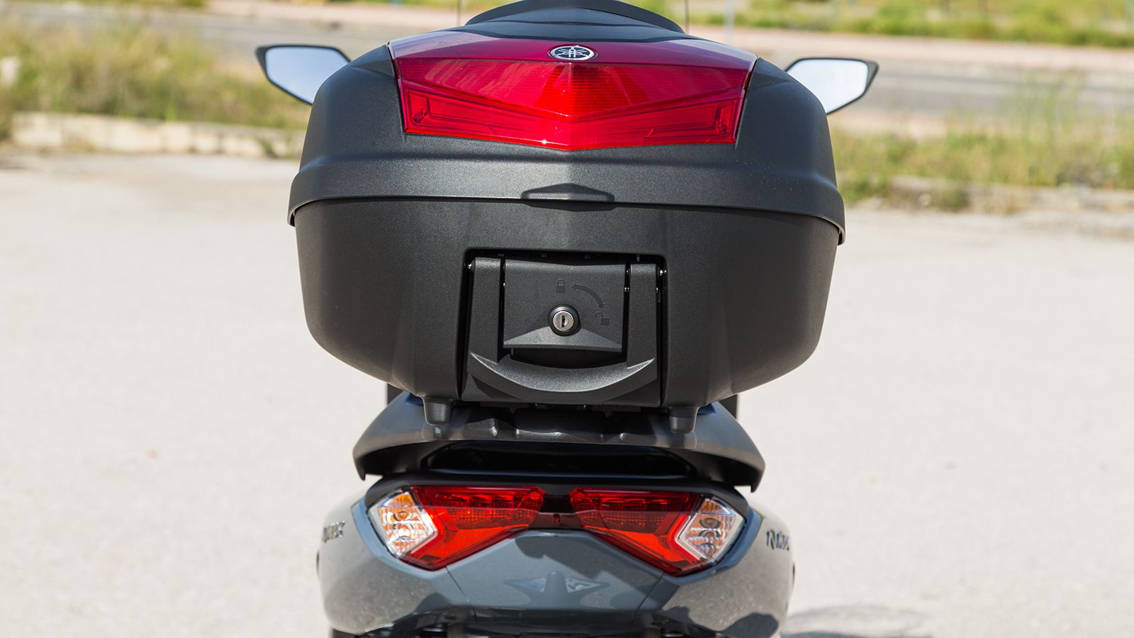 Στον προαιρετικό εξοπλισμό ανήκει και η βαλίτσα 39 λίτρων με την οποία ήταν εφοδιασμένο το μοντέλο, η οποία χωρά με ευκολία ένα full-face κράνος και π