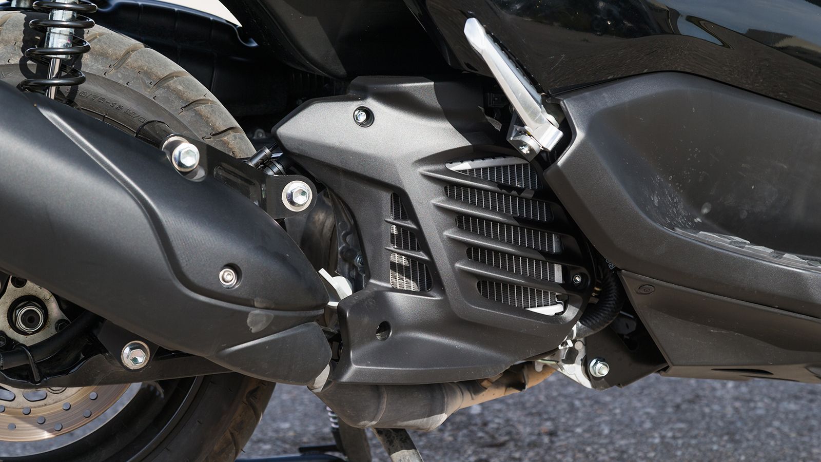 Εδώ βλέπουμε το ψυγείο του κινητήρα, που τοποθετήθηκε στο πλάι: Ο Blue Core των 125 κυβικών στοχεύει στην πολιτισμένη λειτουργία, ενώ φέρει μεταβλητή 