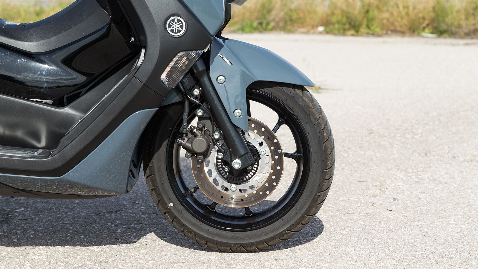 Το πιρούνι, όπως και τα αμορτισέρ πίσω, είναι καλορυθμισμένα για την εξασφάλιση της μέγιστης δυνατής άνεσης. Πολύ καλές εντυπώσεις μας άφησαν τα φρένα