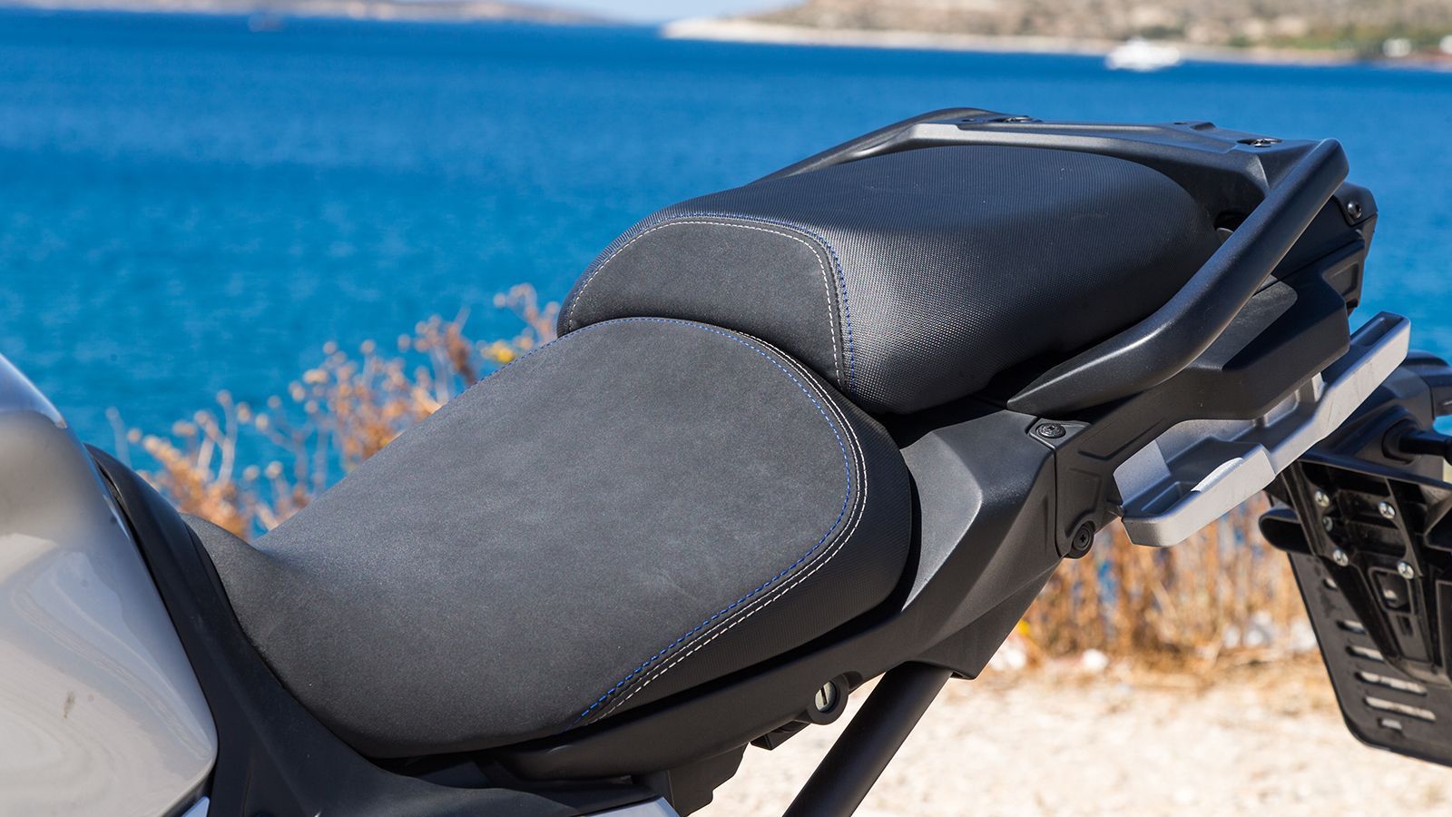 Η σέλα έχει αρκετό αφρώδες και ρυθμίζεται χωρίς εργαλεία (810 έως 825χιλ από το έδαφος), ενώ αυτή του συνεπιβάτη είναι πλέον φαρδύτερη και με περισσότ