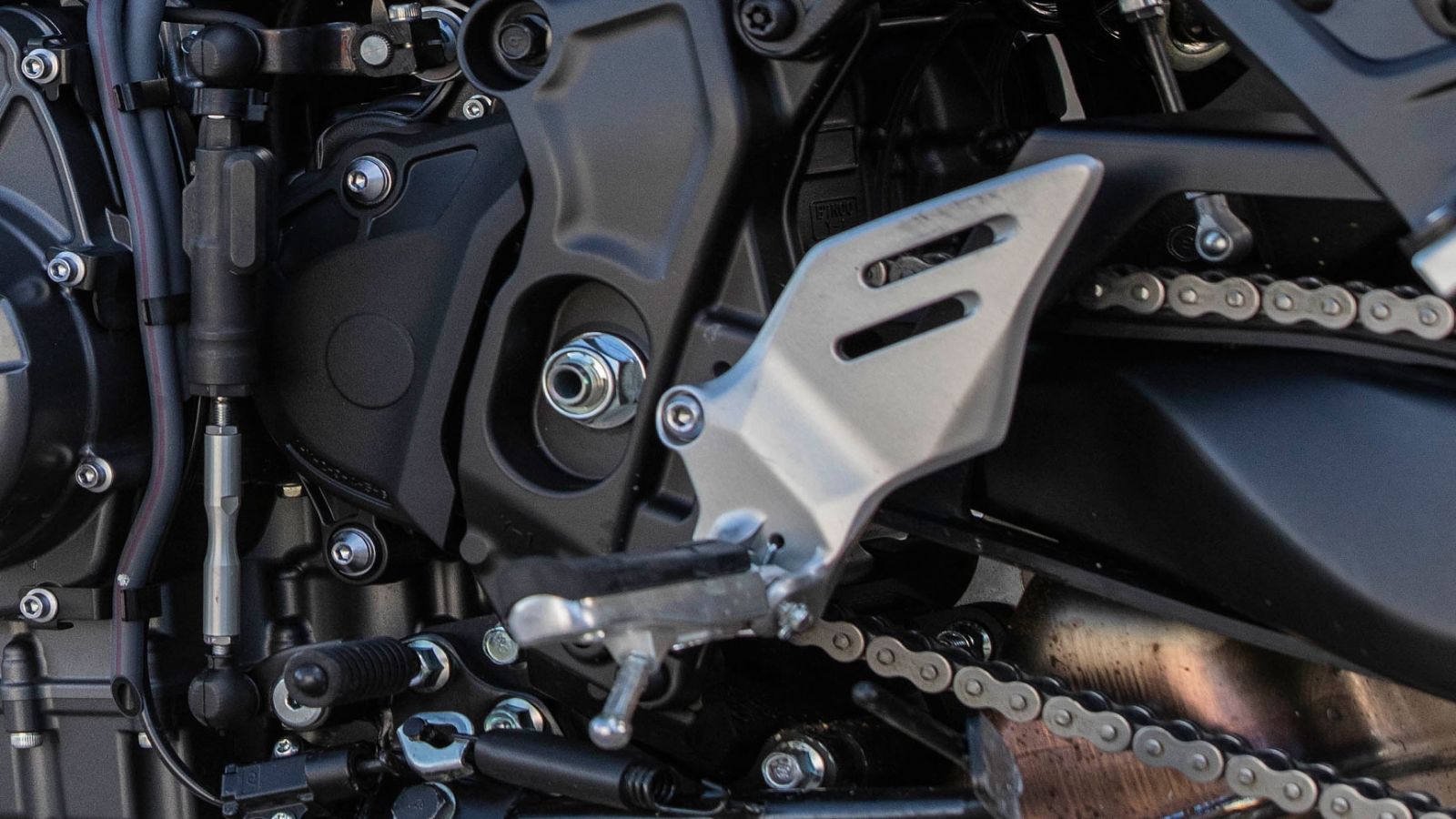 Το εργονομικό τρίγωνο ρυθμίζεται σύμφωνα με τις απαιτήσεις του αναβάτη. Τα μαρσπιέ μπορούν να μετακινηθούν 14χιλ ψηλότερα και 4χιλ πιο πίσω ενώ το τιμ