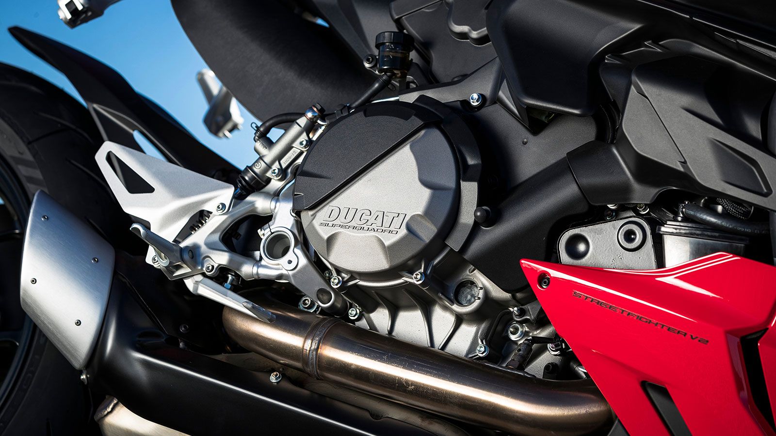 Ο κινητήρας Superquadro προέρχεται αυτούσιος από την Panigale V2 και αποδίδει 153 ίππους με κοντύτερο όμως γρανάζωμα για πιο άμεση απόκριση. Για αυτού