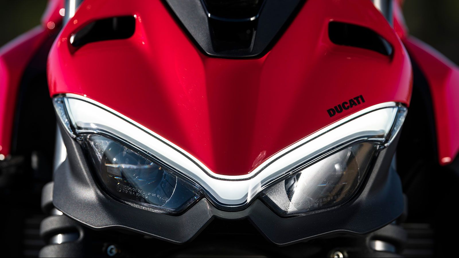 Για το εμπρός μέρος οι σχεδιαστές εμπνεύστηκαν από χαμόγελο του τζόκερ. Τα πίσω Led φώτα είναι γνωστά ήδη από την Panigale και σε περίπτωση απότομου φ