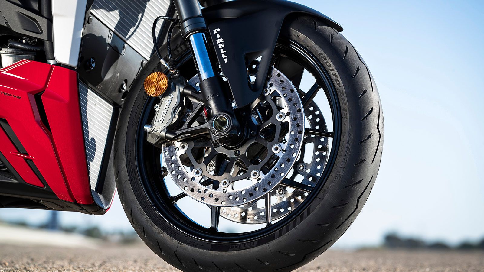 Το ανεστραμμένο πιρούνι BPF της Showa συνεργάζεται άψογα με το στιβαρό πλαίσιο παρέχοντας σταθερότητα και σωστή πληροφόρηση σε όλες τις συνθήκες. Τα φ