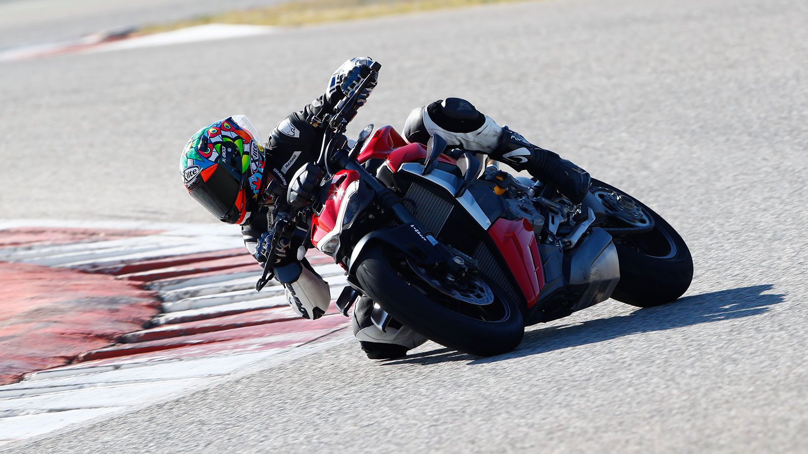 Οδηγούμε Ducati Streetfighter V2 - 1000αρι, V2 και σπορ μέχρι το κόκκαλο!