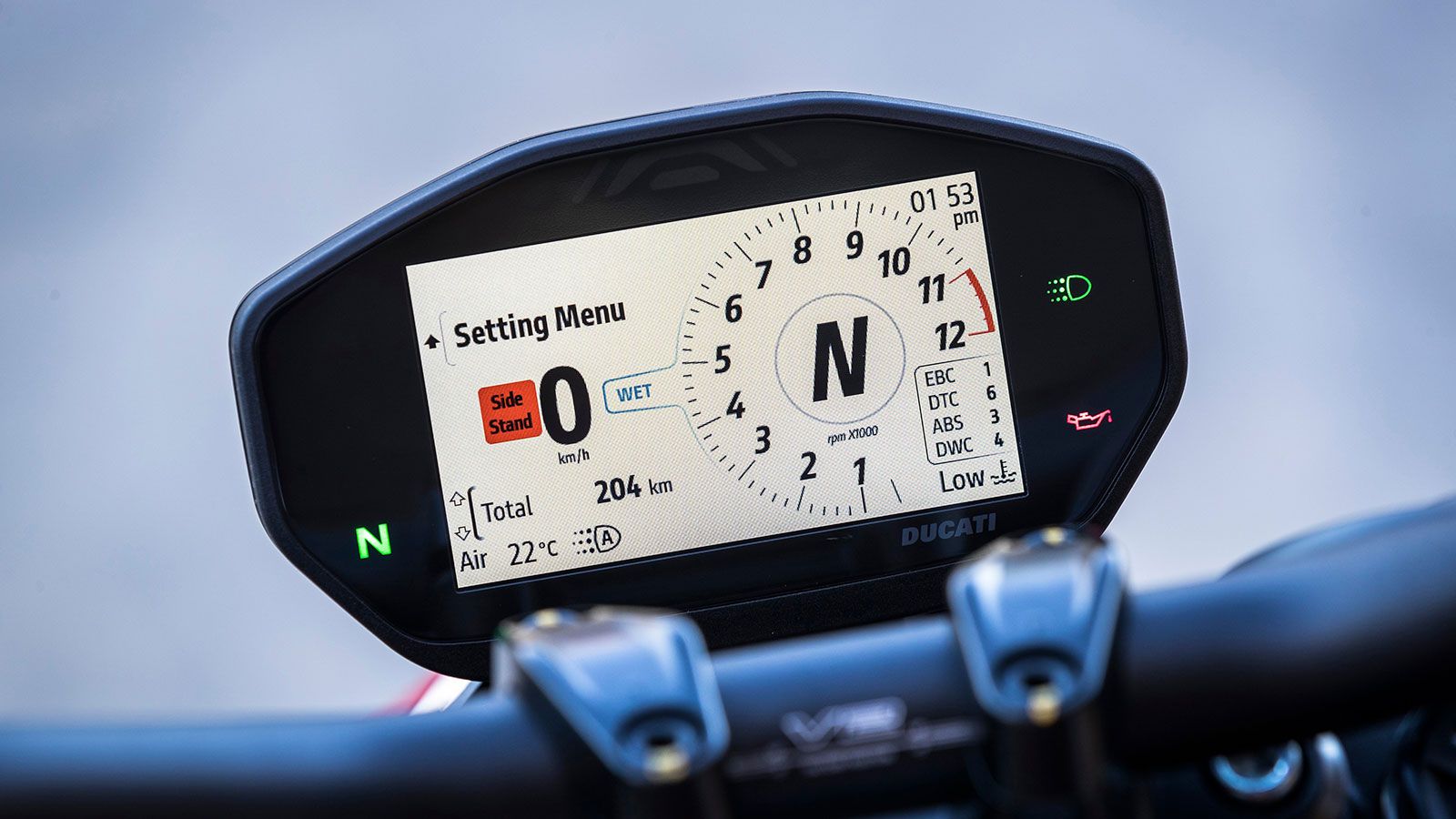 Με διαγώνιο 4,3 ιντσών η TFT οθόνη δεν εντυπωσιάζει με το μέγεθός αλλά με την ευκρίνεια  της. Διαθέτει όμορφα γραφικά αλλά απουσιάζει ο δείκτης βενζίν