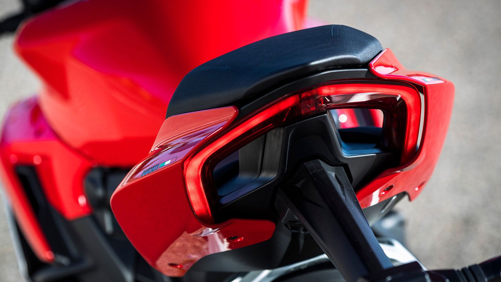 Για το εμπρός μέρος οι σχεδιαστές εμπνεύστηκαν από χαμόγελο του τζόκερ. Τα πίσω Led φώτα είναι γνωστά ήδη από την Panigale και σε περίπτωση απότομου φ