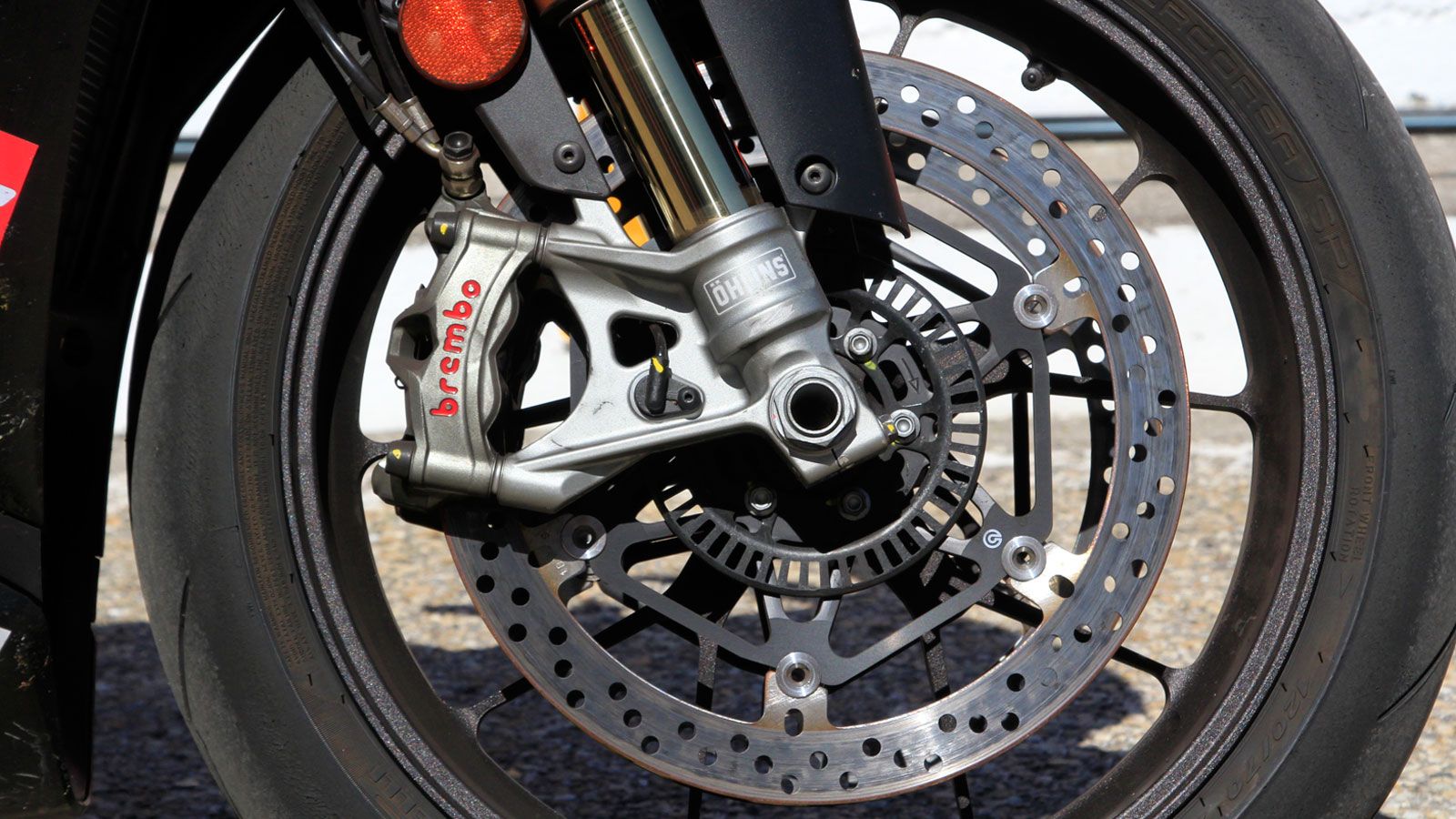 Ημιενεργητικές αναρτήσεις Ohlins Smart EC2 με ανεστραμμένο πιρούνι NIX 43χιλ και φρένα Brembo με δαγκάνες Stylema. Τι άλλο να ζητήσεις;