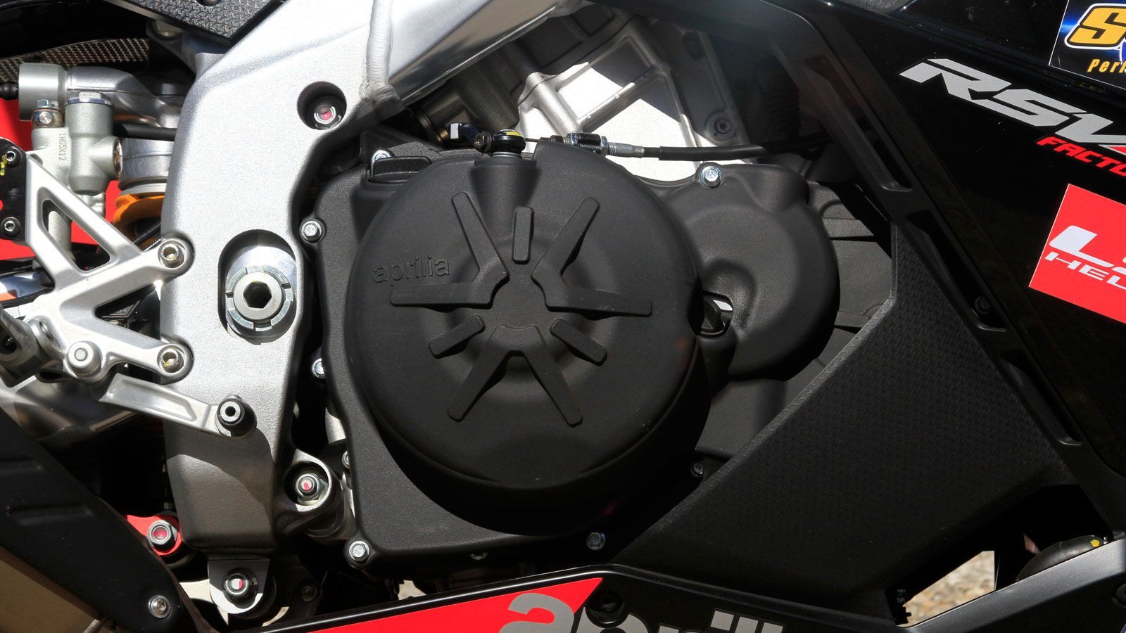 22 επιπλέον κυβικά (1.099), περισσότερη ροπή, 217 ίπποι και κολασμένος ήχος. Ο V4 65ο παραμένει ένας από τους καλύτερους κινητήρες της κατηγορίας.