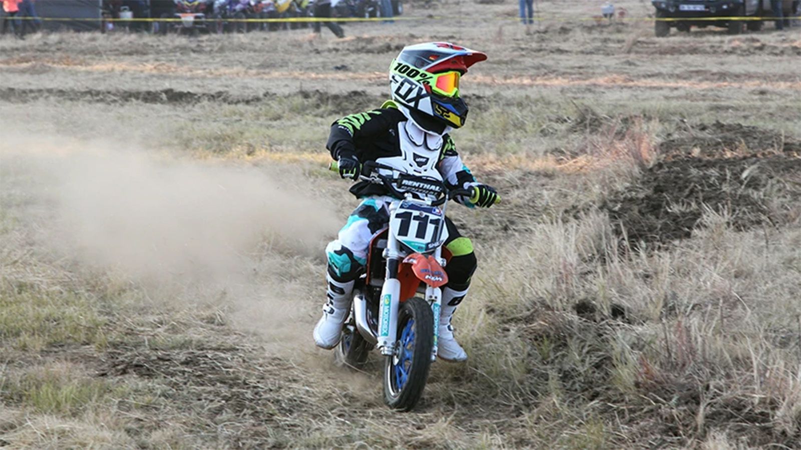 Παιδί σε motocross μοτοσυκλέτα (Newsbeast.gr)