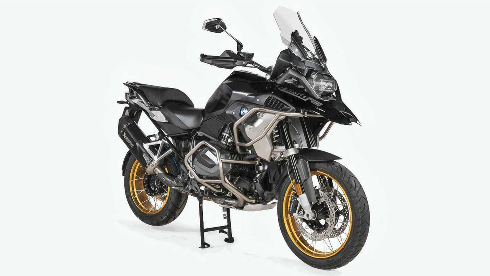 Μία R 1250 GS με τα κάγκελα της Akrapovic τοποθετημένα. 