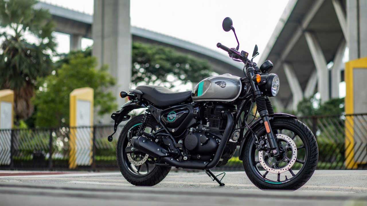 Η Royal Enfield εξόπλισε τη HNTR 350 με δισκόφρενα 300mm εμπρός με διπίστονη δαγκάνα και 270mm πίσω με μονοπίστονη, σε συνδυασμό με δικάναλο ABS που δ
