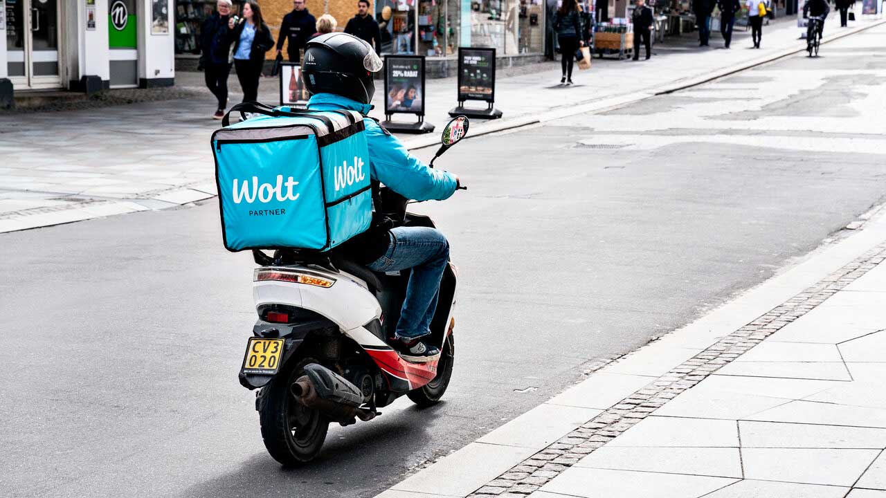 Ι.Ο.ΑΣ. & Wolt: Ενώνουν τις δυνάμεις τους για την οδική ασφάλεια των διανομέων