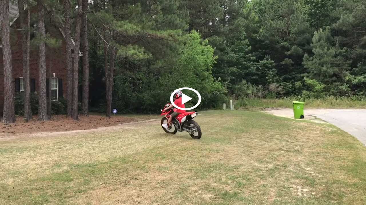 VIDEO: Θα έδινες ποτέ σε ένα 9χρονο να οδηγήσει enduro?