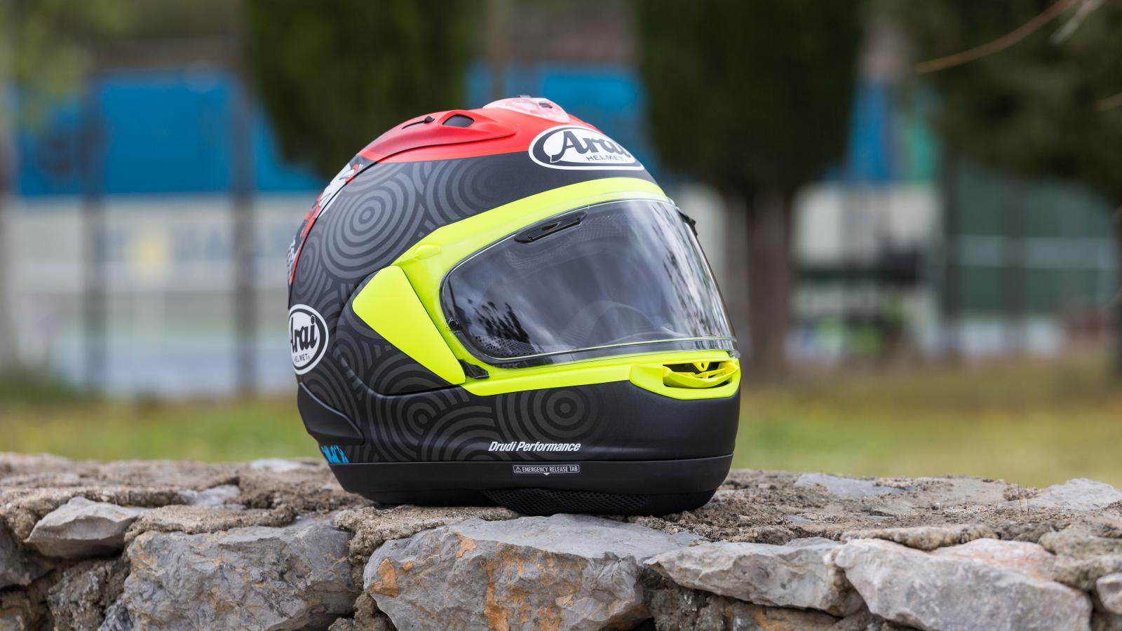 Test Arai RX-7V EVO TATSUKI: Με πρωτοποριακό εξωτερικό κέλυφος