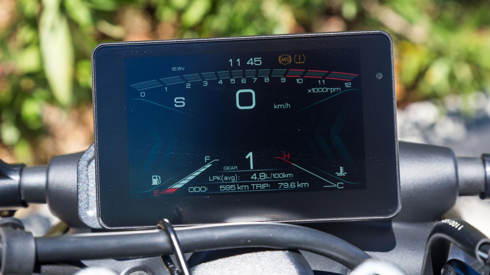 Γνώριμη η οθόνη TFT και από τα άλλα μοντέλα της Zontes, προσφέρει τεράστια ποσότητα πληροφοριών, συνδέεται με κινητό και αλλάζει τρόπο απεικόνισης ανά