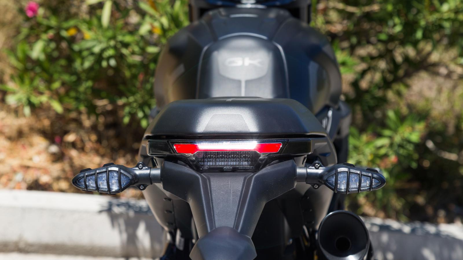 Μινιμαλιστικό και γουστόζικο το πίσω LED φανάρι, ενώ τα φλας πίσω είναι επίσης εξοπλισμένα με πλαστικά προστατευτικά όπως τα εμπρός. 