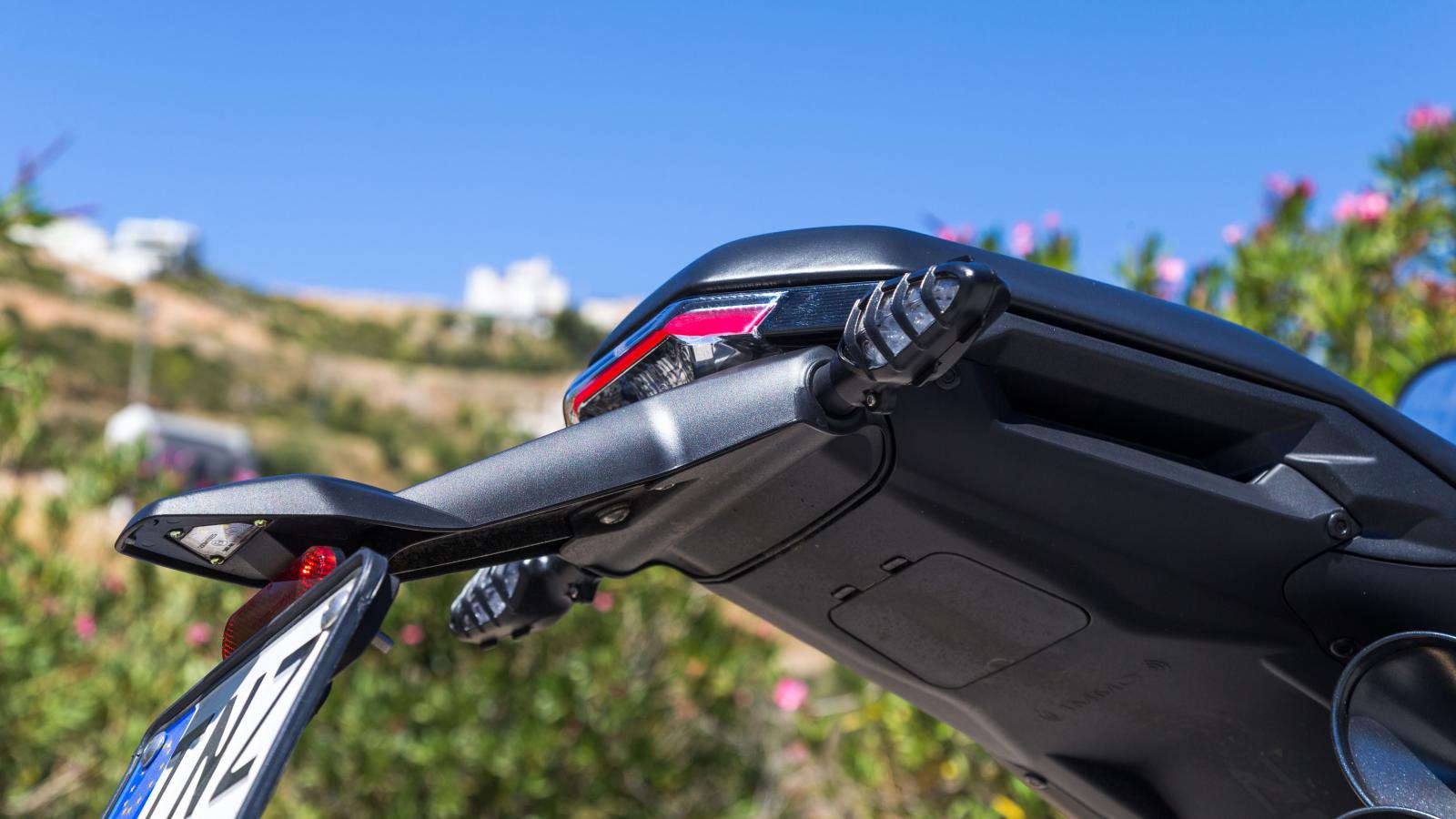 Μινιμαλιστικό και γουστόζικο το πίσω LED φανάρι, ενώ τα φλας πίσω είναι επίσης εξοπλισμένα με πλαστικά προστατευτικά όπως τα εμπρός. 