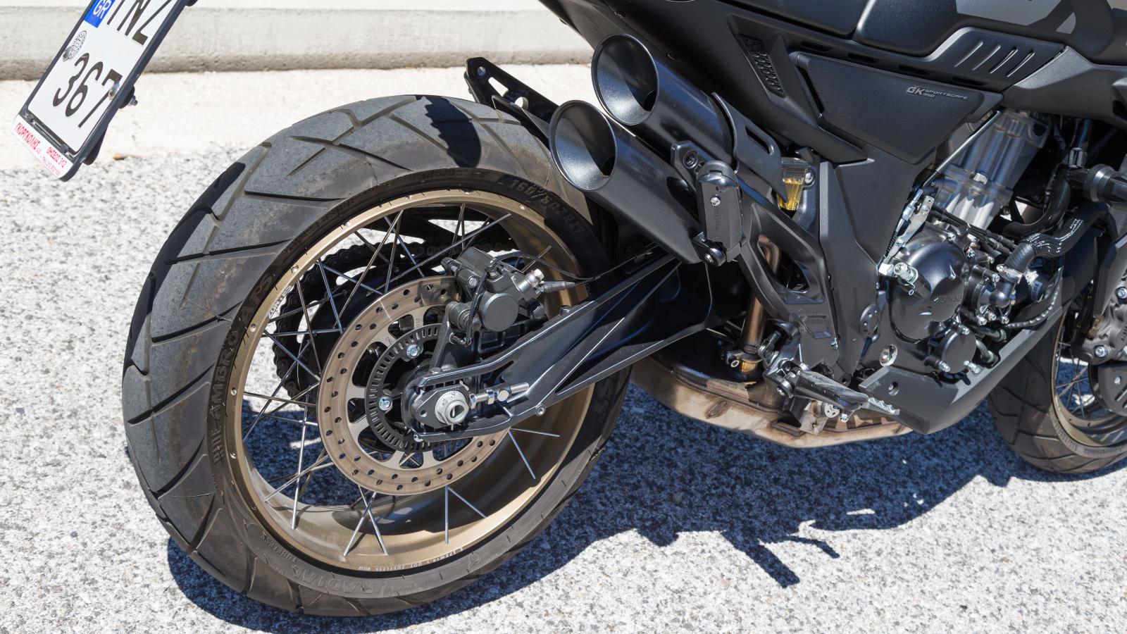 Οι ζάντες είναι ακτινωτές μεν, αλλά τύπου Tubeless, δε, ενώ το πίσω ψαλίδι είναι έντονα μοντέρνο σε σχεδίαση. Φαίνεται και η διπλή απόληξη της εξάτμισ