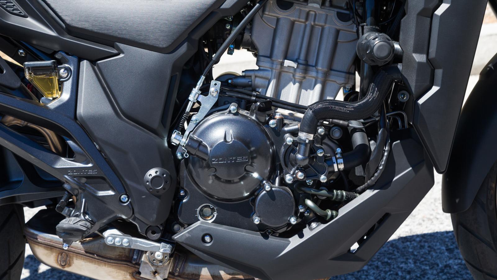 Αισθητά βελτιωμένος στην λειτουργία του σε σχέση με τα απερχόμενα μοτέρ της Zontes, ο 350άρης μονοκύλινδρος εντυπωσιάζει εκ νέου με το “τσαγανό&