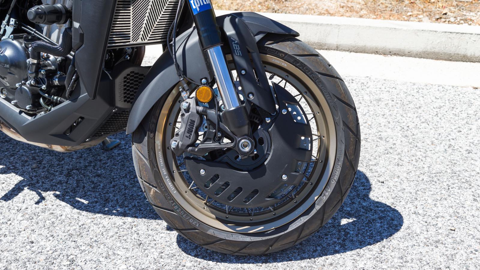 O εμπρός δίσκος φρένου είναι καλυμμένος με πλαστικό καπάκι, μια ασυνήθιστη επιλογή που αλλάζει το look. Η 4πίστονη δαγκάνα της J.Juan είναι ευδιάκριτη