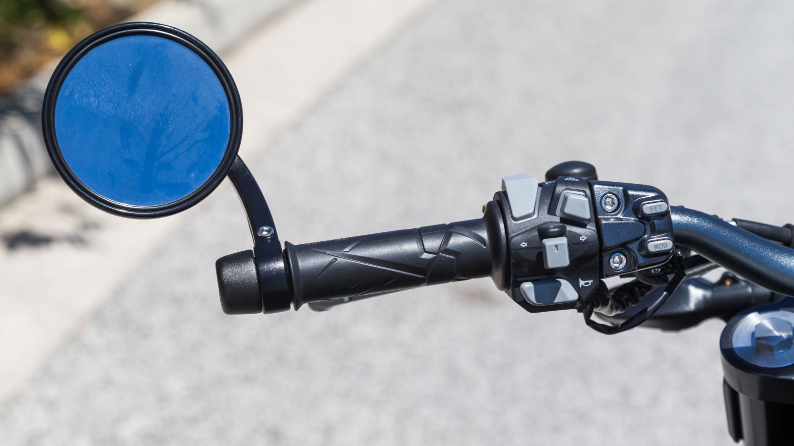 Οι καθρέπτες bar-end δεν είναι μόνο όμορφοι, αλλά και χρηστικοί, αφού εξασφαλίζουν την κατάλληλη ορατότητα προς τα πίσω, αν και “συντονίζουνR