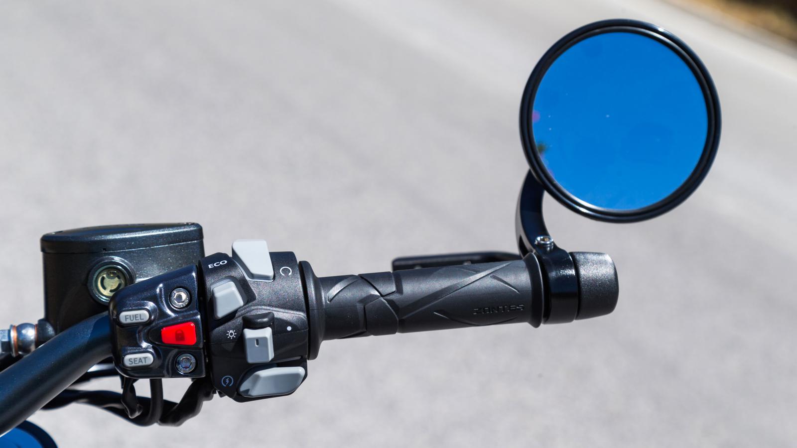 Οι καθρέπτες bar-end δεν είναι μόνο όμορφοι, αλλά και χρηστικοί, αφού εξασφαλίζουν την κατάλληλη ορατότητα προς τα πίσω, αν και “συντονίζουνR