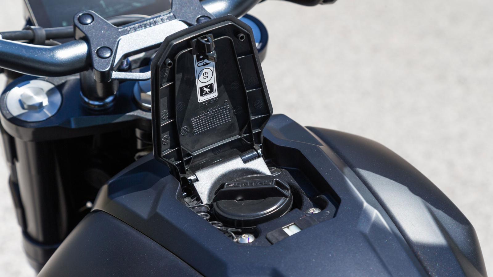 Κάτω από πορτάκι, που ανοίγει με το κατάλληλο πλήκτρο, βρίσκεται η τάπα ανεφοδιασμού καυσίμων. 