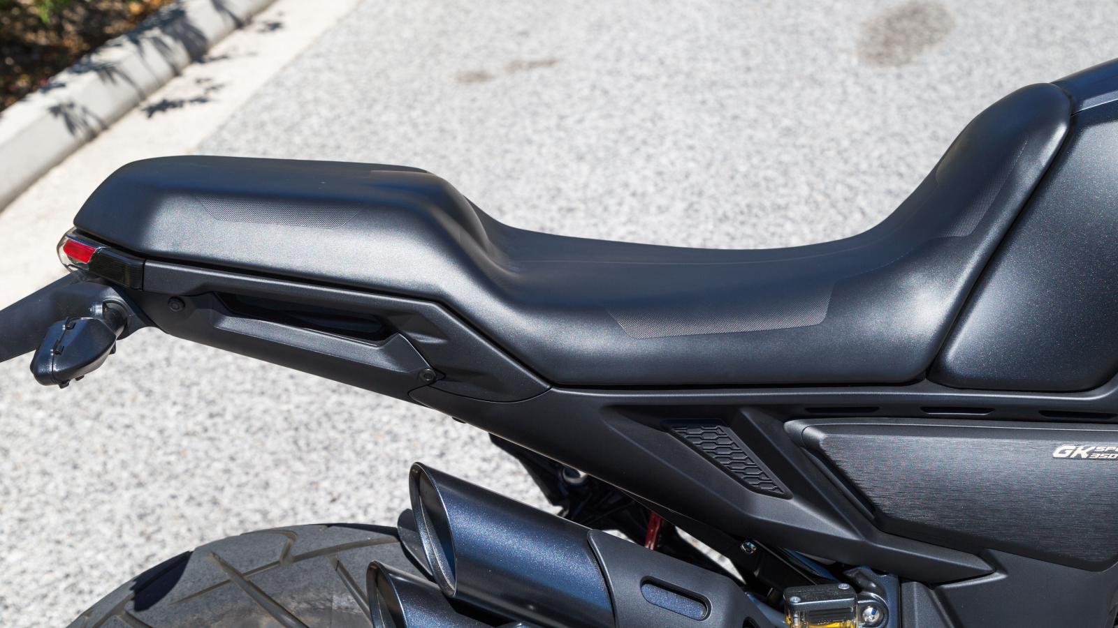 Η σέλα είναι σχετικά σκληρή σε γέμισμα, θυσιάζοντας ένα μικρό κομμάτι της άνεσης για καλύτερη στήριξη σε πιο έντονη οδήγηση. 